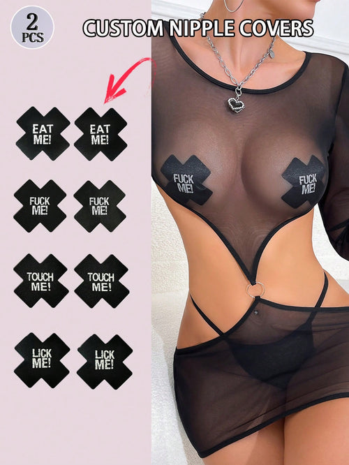 2個の黒い十字型の自己粘着性サテンの使い捨て可能なニップルパッチカスタマイズ可能なテキストあなたの名前をカスタマイズする女性のストラップレスの服に適したセクシーなニップルパッチ
